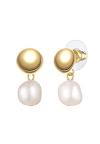 Goldfarbene Ohrringe mit einer glatten, abgerundeten Oberseite und einer hängenden weißen barocken Perle. Klare Silikonrückseite für einen sicheren Sitz.
