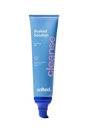 Blaues Röhrchen des Soaked Solution Purifying Gel Reinigungsgels von Salted mit blauem Klappdeckel und rosa-weißem Text auf der Vorderseite.