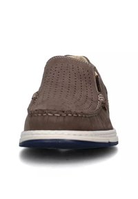 Scarpa slip-on marrone con tomaia perforata, cuciture bianche a contrasto e suola blu. Punta rotonda e dettaglio di superficie testurizzata.