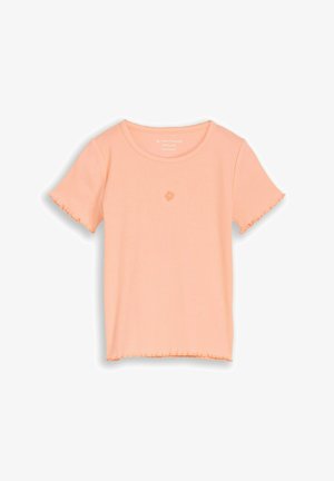 Camiseta de manga corta color melocotón con tejido acanalado, borde con acabado ondulado en las mangas y el dobladillo, y pequeño detalle de una flor bordada en el centro del pecho.