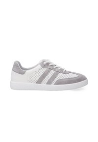 Weißer Sneaker mit grauen Wildlederakzenten, perforierten Seitenpaneelen und zwei grauen Streifen. Verfügt über eine weiße Schnürung und eine strukturierte Gummisohle.