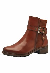 Botte chelsea en cuir marron avec une finition lisse, un accent de boucle et un bout arrondi. Talon texturé et semelle flexible.