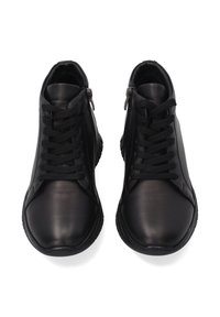 Czarne skórzane buty wysokie, charakteryzujące się gładkim wykończeniem, sznurowanym przodem i zamkiem błyskawicznym z boku, z okrągłym noskiem i teksturowaną gumową podeszwą.