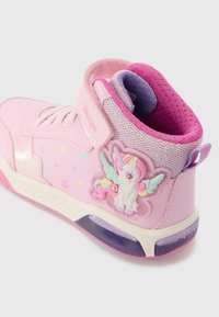 Rosa High-Top-Schuhe aus synthetischem Material mit glänzender Oberfläche. Enthält ein Einhorn-Design und bunte Sternmuster. Graue Mesh-Akzente.