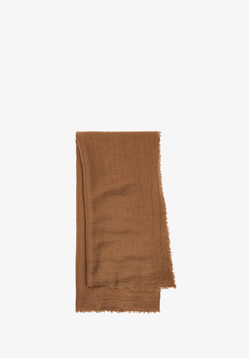 Brązowy prostokątny szalik wykonany z miękkiego materiału, z postrzępionymi krawędziami. Tekstura wydaje się lekka i lekko puszysta.