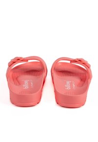 Des tongs en caoutchouc corail présentent une semelle texturée et une bride avec une boucle. La semelle extérieure est lisse et dispose de trous de drainage pour l'eau.