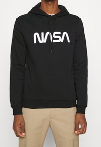 Schwarzer Hoodie aus Baumwollmischung, mit einem weißen "NASA"-Logo über der Brust, Kordelzugkapuze und gerippten Bündchen sowie Saum.