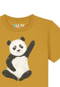 T-shirt jaune à manches courtes avec un graphique d'un panda assis levant la patte, avec des détails en fourrure noire et blanche et une texture douce.