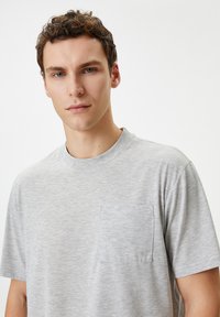 Koton POCKET DETAIL SHORT SLEEVE CREW NECK - Camiseta básica - grey