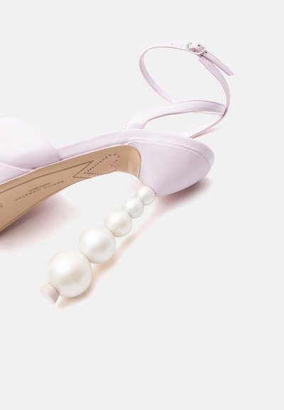 Lyseblå højhælet sandal med ankelrem, med en dekorativ hæl lavet af graderede perleagtige kugler.