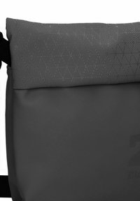 Borsa a tracolla grigia con un flap testurizzato a motivo diamante e corpo liscio. Dotata di una tracolla regolabile nera. Il materiale sembra resistente.