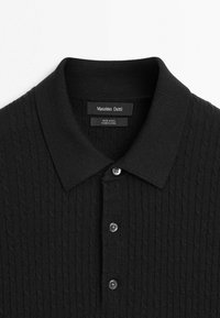 Polo nera in lana a maniche corte con trama a trecce, tre bottoni sul davanti e colletto classico, etichettata Massimo Dutti.