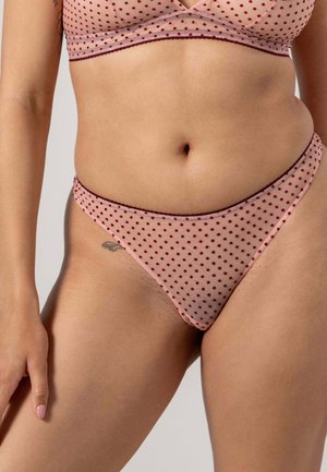 Sukaat verkkokangasta vaaleanpunaisella pohjalla ja punaisilla pilkuilla. Viimeistelty kontrastivärisellä viininpunaisella reunalla ja minimalistisella leikkauksella.
