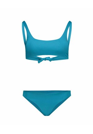 Bikini deux pièces bleu avec larges bretelles et nœud à l'avant sur le haut, accompagné d'un bas de bikini simple taille basse.