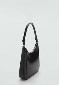 Czarna skórzana torebka o zaokrąglonym kształcie, gładkiej teksturze, regulowanym pasku i srebrnych akcentach. Minimalistyczny design bez widocznego logo.