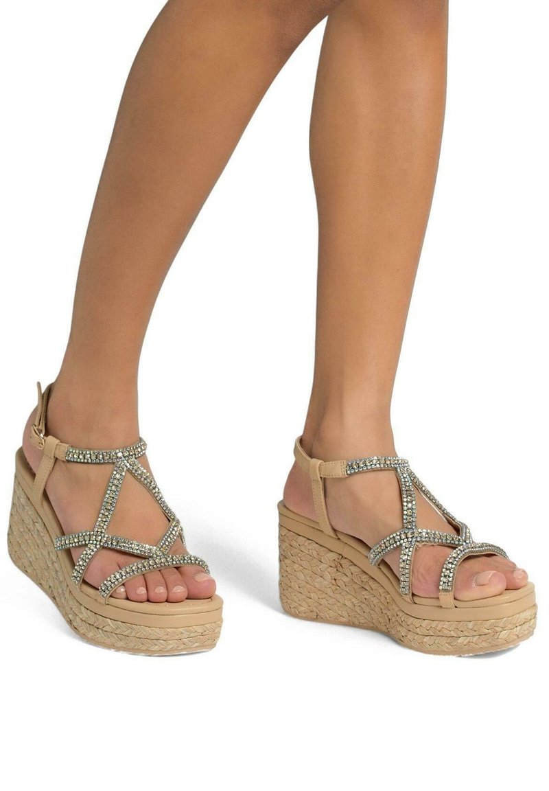 Sandali con zeppa nuda con base intrecciata, caratterizzati da un design con cinturini decorati con strass sulla parte superiore.
