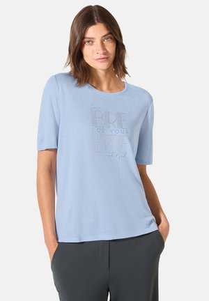 T-shirt à manches courtes bleu clair en tissu doux, portant le texte "BREEZE FRAIS POUR VOTRE EZE" dans un design subtil et contrasté.