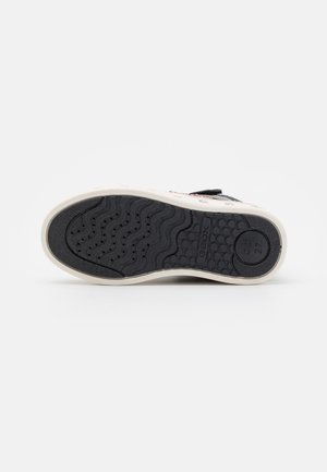 Suola di scarpa nera con un design in gomma testurizzata caratterizzato da motivi ondulati e accenti circolari. Marcata con "GEOX" e taglia "27" sul tallone.
