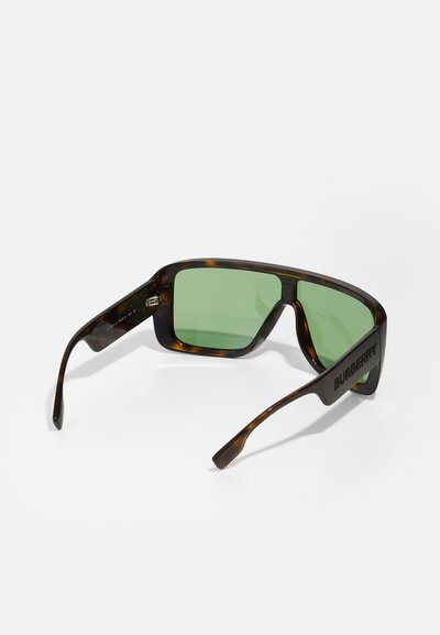 Occhiali da sole tartarugati con lenti verdi. Forma rettangolare, montatura spessa e "BURBERRY" inciso di lato. Finitura lucida.