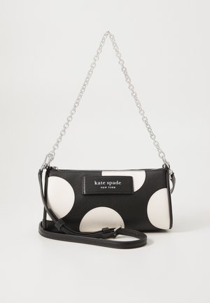 Schwarze und weiße Punktetasche von Kate Spade mit silberner Kettenriemen und verstellbarem Leder-Crossbody-Riemen.