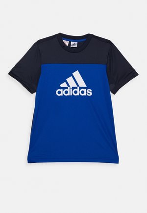 Camiseta deportiva azul y negra hecha de tejido que absorbe la humedad, con un gran logo blanco de Adidas en el frente y mangas cortas.