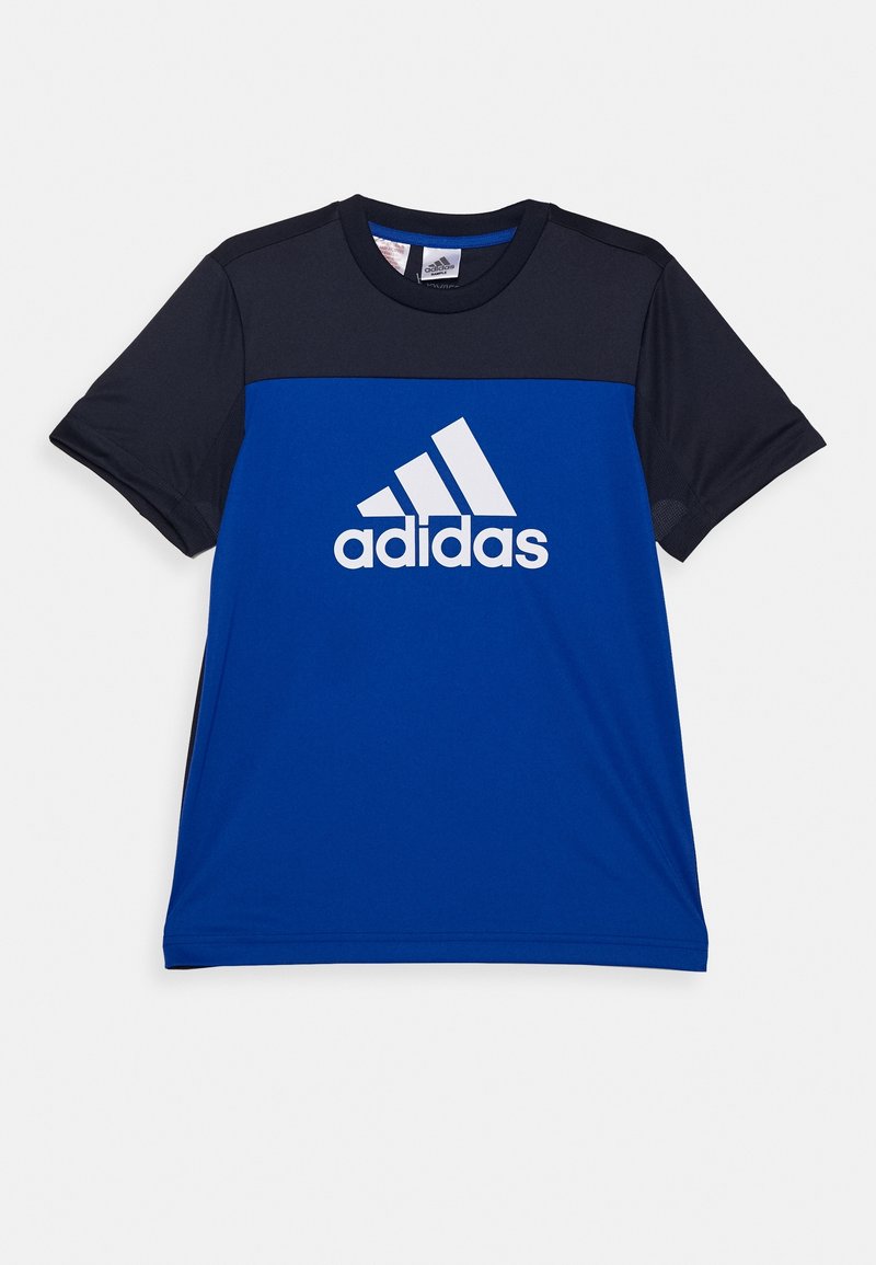 T-shirt de sport bleu et noir en tissu évacuant l'humidité, avec un grand logo Adidas blanc sur le devant et des manches courtes.
