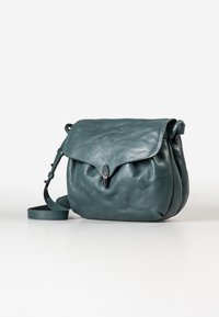 Borsa a tracolla in pelle color turchese con forma arrotondata, chiusura a patta e tracolla regolabile. Presenta una texture liscia e una leggera lucentezza.
