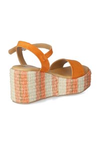 Oranje suède wedge sandalen met twee banden en een textuur, multikleurige geweven plateau met witte, perzik- en oranje strepen.