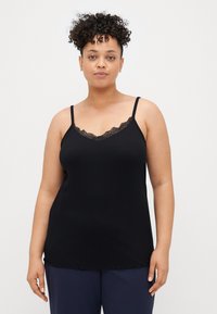 Camisola preta canelada com alças spaghetti ajustáveis e um acabamento de renda rendilhada ao longo do decote, textura suave por todo o tecido.