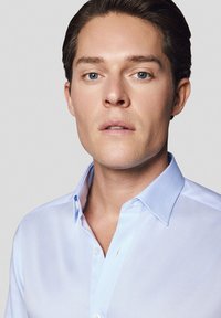 Jasnoniebieska, krótko rękawowa koszula dress z kołnierzykiem button-down, z teksturowanej tkaniny i subtelnym połyskiem.