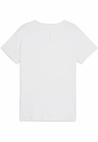 Hvid kortærmet T-shirt med rund hals, der har en diskret logo-detalje på den øverste ryg og en glat, blød tekstur.