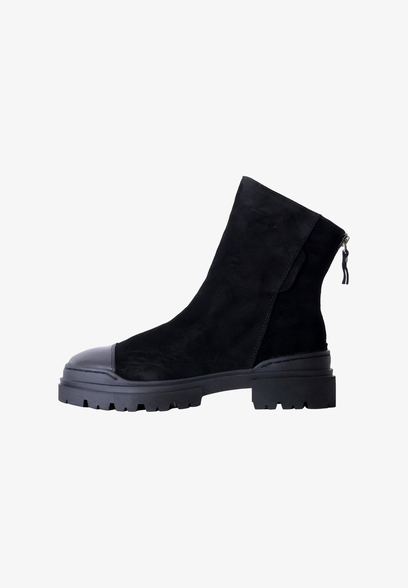 Botas de tobillo de ante negro con punta redonda, parte superior texturizada y suela de goma gruesa. Presentan un cierre lateral y suela plana con surcos de tracción.