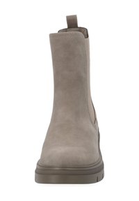 Botín de ante taupe hasta el tobillo con paneles laterales elásticos, asa de agarre y suela de goma gruesa, mostrado de frente sobre un fondo blanco.