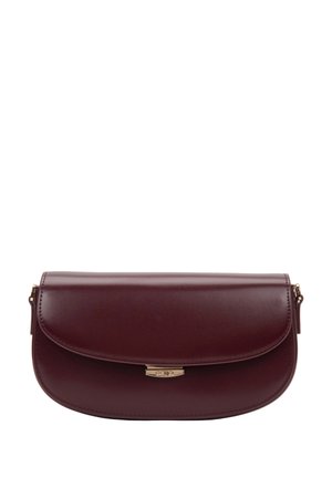 Ciemnobrązowa skórzana kopertówka z zaokrągloną klapką i zapięciem na zatrzask w kolorze złota, gładkie wykończenie oraz widoczne przeszycia wzdłuż krawędzi.