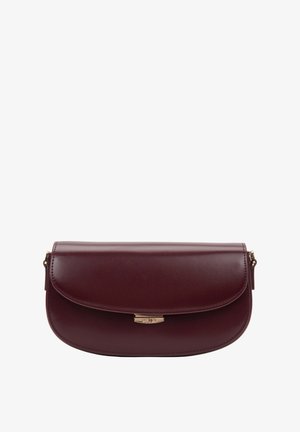 Donkerbruine leren clutch met afgeronde klep en goudkleurige sluiting, gladde afwerking en zichtbare stiksels langs de randen.