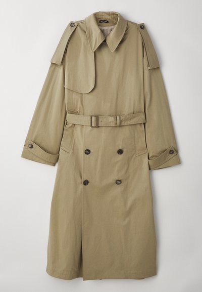 Trench coat beige fino a ginocchio in tessuto leggero con chiusura a doppio petto, cintura e spalline.