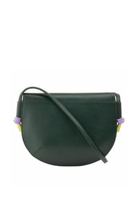 Borsa a tracolla verde in pelle con una forma curvata, dotata di una lunga tracolla e dettagli colorati in viola e giallo vicino alla chiusura.