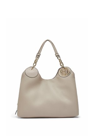 Borsa tote in pelle beige strutturata con due manici collegati da dettagli a catena dorata e un ciondolo rotondo con logo dorato su un lato.