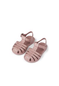 Różowe plastikowe sandały z wielopaskowym designem, odkrytymi palcami i regulowanymi paskami na kostkę. Gładka tekstura z miękką wyściółką pod stopą.