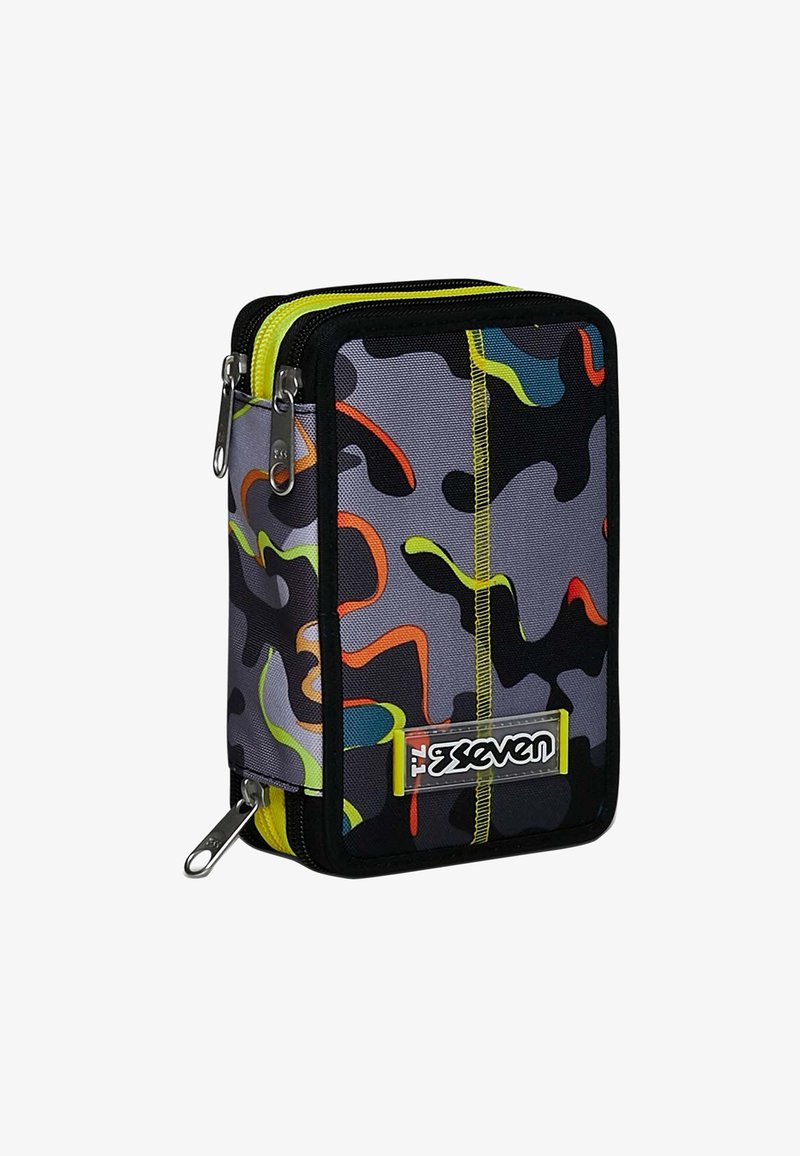 Astuccio con zip in tessuto grigio con motivi astratti colorati in arancione, giallo e blu. Presenta una toppa con il marchio e rifiniture nere.