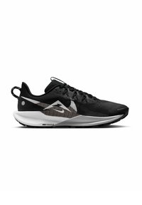 Scarpa sportiva nera con parte superiore in mesh testurizzato, dettagli bianchi, una suola leggermente elevata e un pannello laterale a motivo. Presenta lacci e un occhiello per il traino.