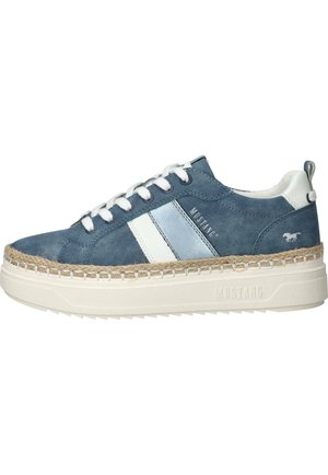 Blauwe suède sneaker met witte veters, witte en lichtblauwe zijstrepen, gevlochten jute rand en dikke witte zool met het merk "Mustang".