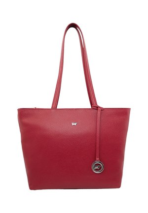 Borsa a tote in pelle rossa con texture a ciottoli, due manici per spalla, dettagli in hardware argentato e un charm circolare attaccato al lato.