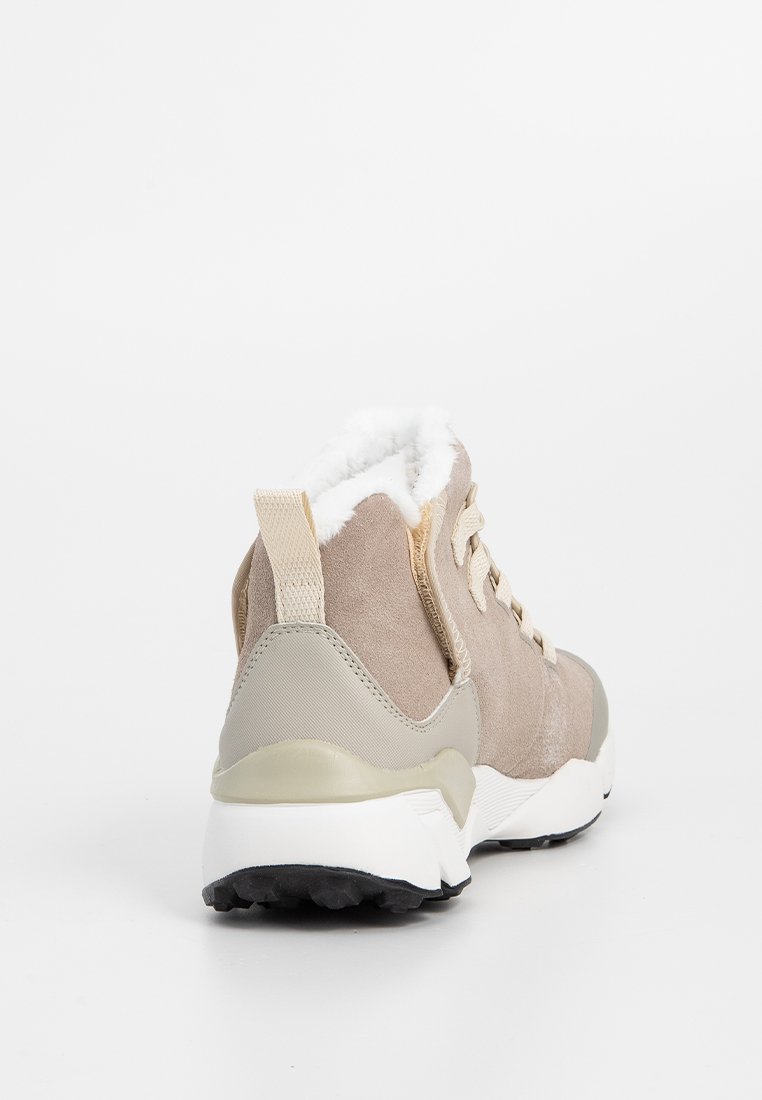 Beige Wildleder-Stiefelette mit weißem Futter, cremefarbenen Akzenten und strukturierten Sohlen. Verfügt über Schnürsenkel und eine Lasche an der Hinterseite.