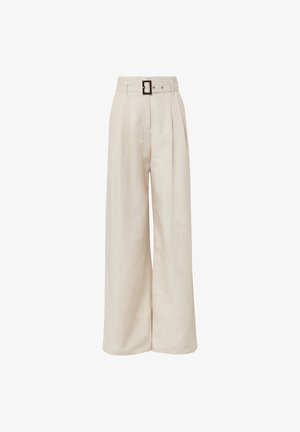 Weit geschnittene Hosen aus hellbeigem Stoff mit gefaltetem Vorderteil, dazu ein passender Gürtel mit rechteckiger Metall-Schnalle.