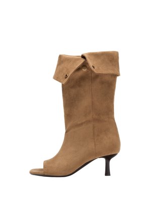 Botte mi-mollet en daim marron avec revers plié, bout ouvert et talon aiguille noir fin sur fond blanc.