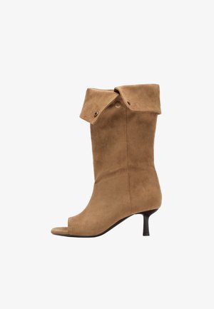 Brauner Veloursleder-Mittelkalbsstiefel mit umgeschlagenem Schaft, Peeptoe und dünnem schwarzem Kittenabsatz auf weißem Hintergrund.