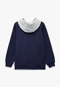 Sudadera azul marino con capucha gris claro. Presenta mangas largas, puños acanalados y un corte holgado. Textura suave, con un detalle mínimo.