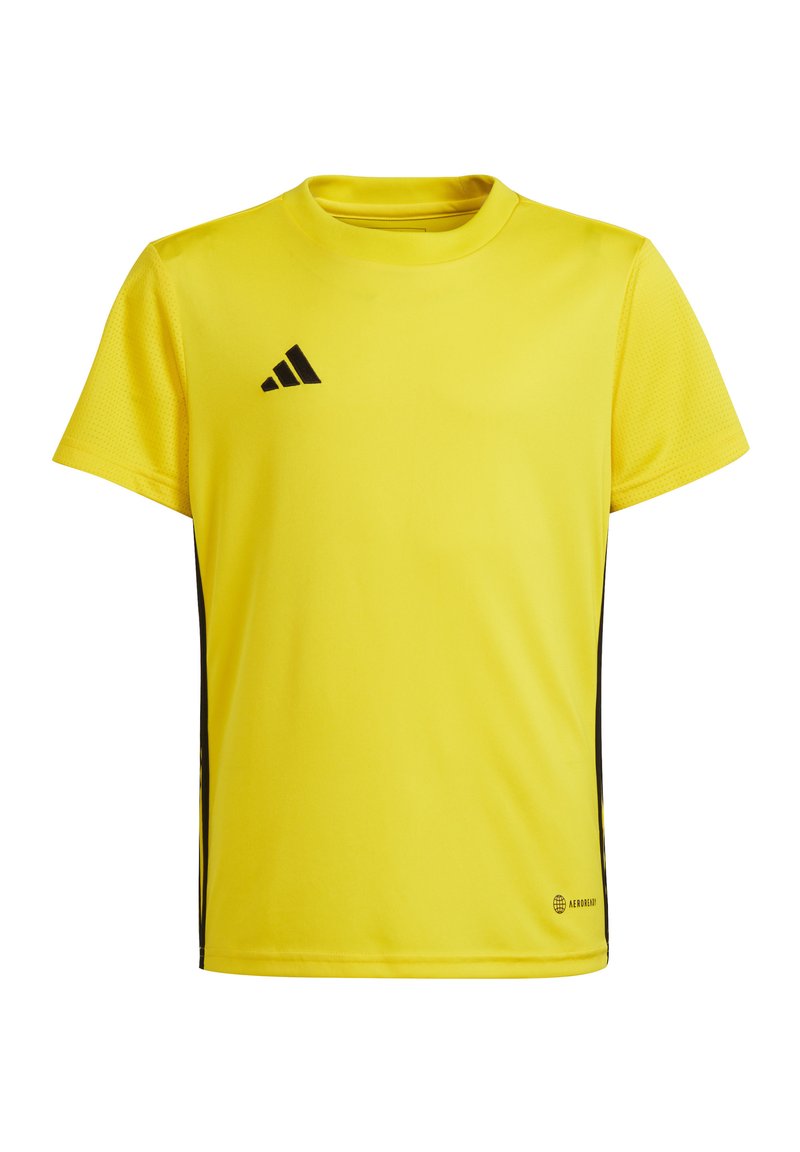 Gele sportshirt met korte mouwen, gemaakt van ademend materiaal. Heeft zwarte accenten en het Adidas-logo op de linkerkant van de borst.