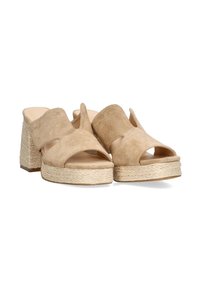 Mules de plataforma de ante beige con puntera abierta, banda superior ancha y tacón de yute trenzado. Acabado texturizado con plantilla contorneada.